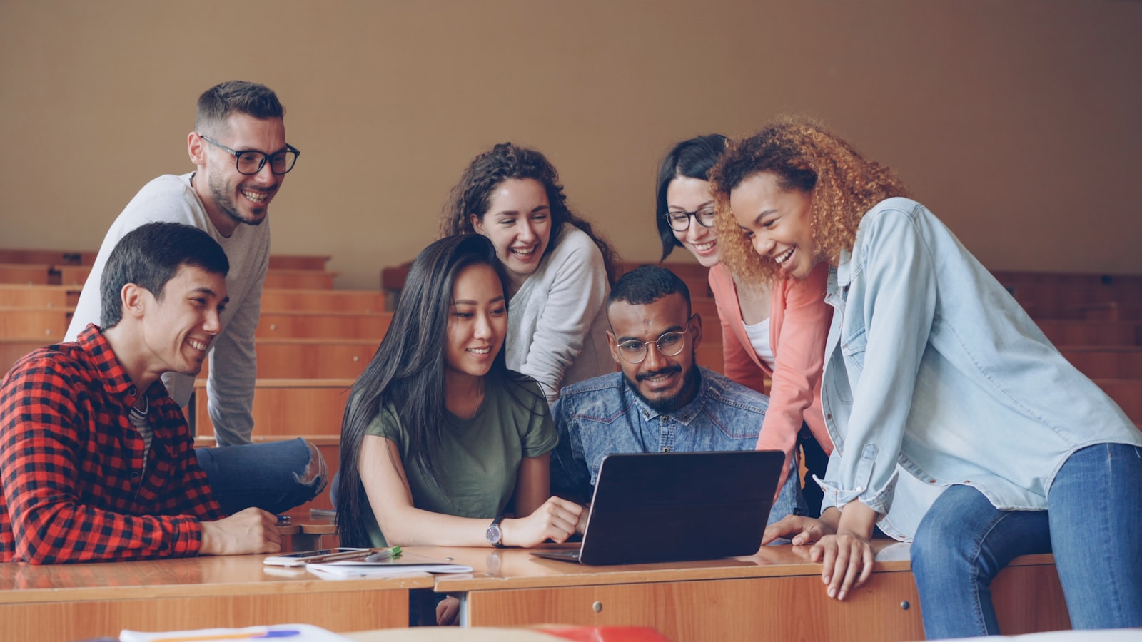 Grupo de personas aprendiendo y conversando